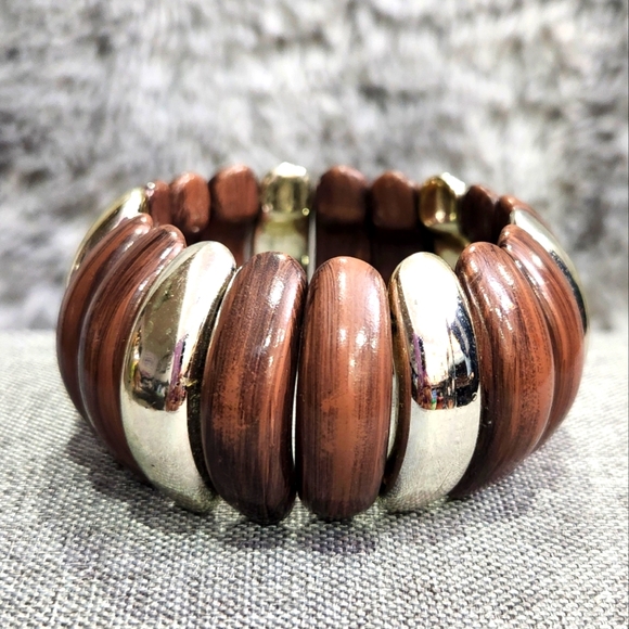 Jewelry - Gold & wood toned stretch bracelet